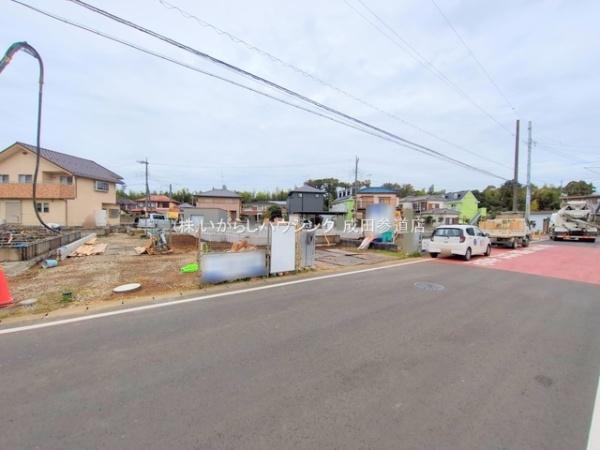 富里市御料全9棟 4号棟(前面道路含む現地写真)