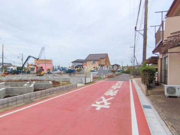 富里市御料全9棟 1号棟(前面道路含む現地写真)