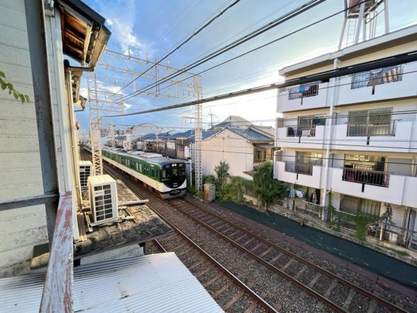 京阪電車が見える趣のあるお家