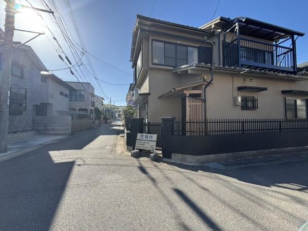 京都市西京区山田久田町の中古一戸建て(前面道路含む現地写真)