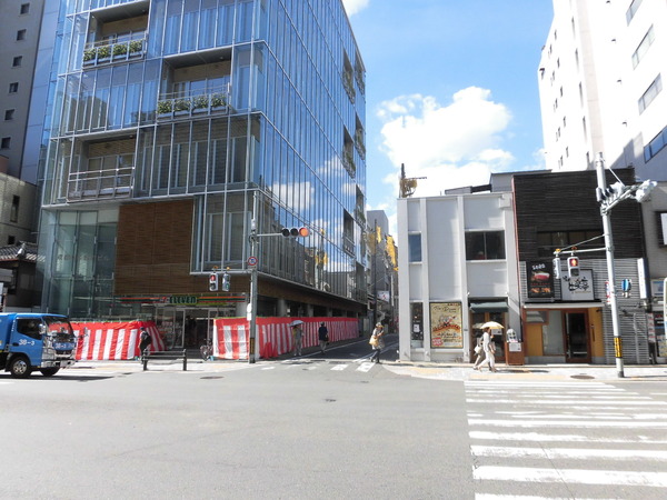 四条烏丸クロスマーク(セブンイレブン京都四条新町店)