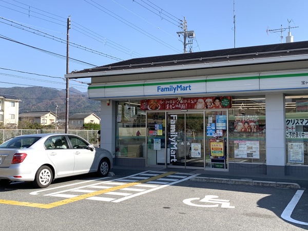 ロイヤルアーク宝ヶ池公園(ファミリーマート宝ヶ池店)
