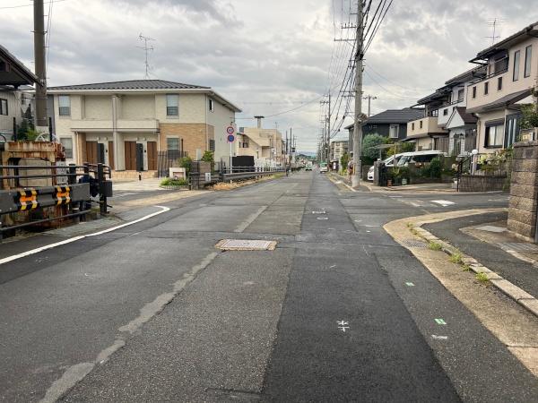 京都市北区西賀茂川上町の中古一戸建て(前面道路含む現地写真)