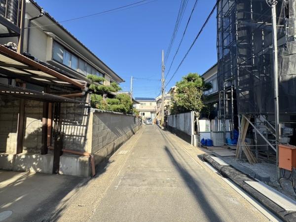 京都市右京区太秦上ノ段町の新築一戸建(前面道路含む現地写真)