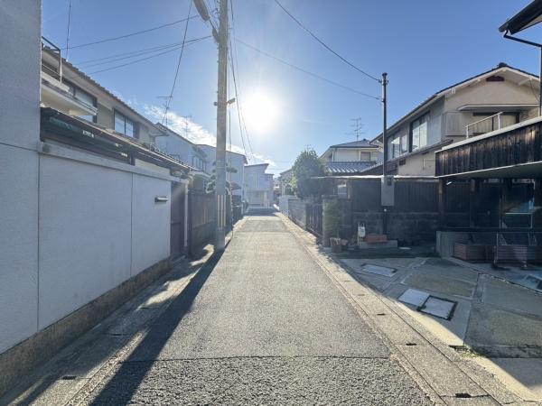 京都市右京区太秦上ノ段町の新築一戸建(前面道路含む現地写真)