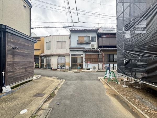京都市中京区聚楽廻松下町の新築一戸建(前面道路含む現地写真)