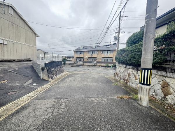 京都市伏見区深草大亀谷万帖敷町の新築一戸建(前面道路含む現地写真)