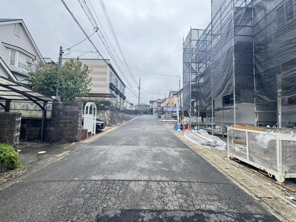 京都市伏見区深草大亀谷万帖敷町の新築一戸建(前面道路含む現地写真)