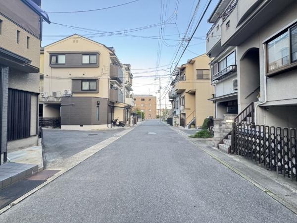 京都市西京区松室荒堀町の中古一戸建て(前面道路含む現地写真)