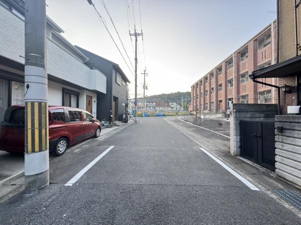 京都市西京区松室荒堀町の中古一戸建て(前面道路含む現地写真)
