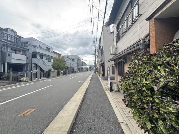 京都市右京区西院西平町の中古一戸建て(前面道路含む現地写真)