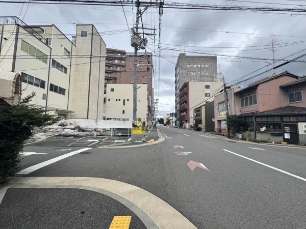 京都市右京区西院西平町の中古一戸建て(前面道路含む現地写真)