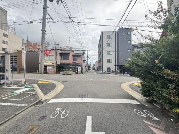 京都市右京区西院西平町の中古一戸建て(前面道路含む現地写真)