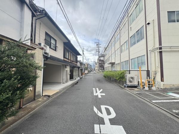京都市右京区西院西平町の中古一戸建て(前面道路含む現地写真)