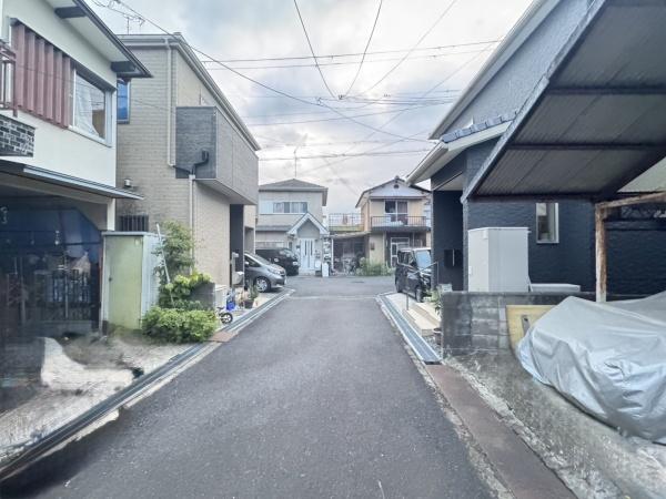 大津市千町1丁目の中古一戸建て(前面道路含む現地写真)