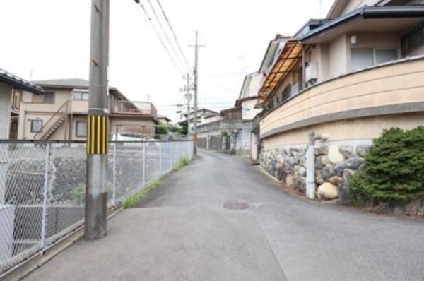 京都市伏見区深草大亀谷万帖敷町の中古一戸建て(前面道路含む現地写真)