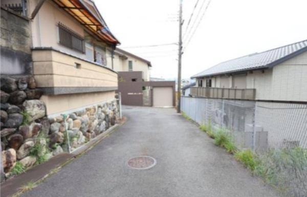 京都市伏見区深草大亀谷万帖敷町の中古一戸建て(前面道路含む現地写真)