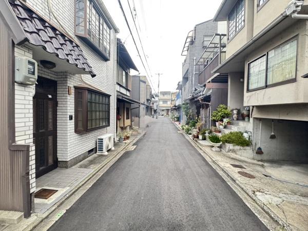 京都市中京区西ノ京左馬寮町の中古一戸建て(前面道路含む現地写真)