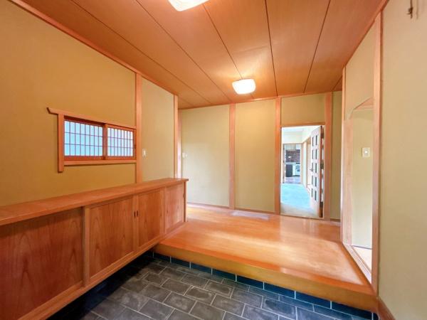 大津市花園町の中古一戸建て(玄関)