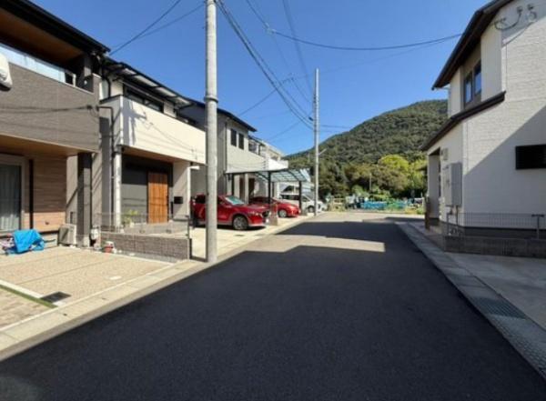 京都市山科区大宅御所田町の中古一戸建て(前面道路含む現地写真)