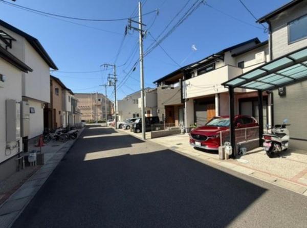 京都市山科区大宅御所田町の中古一戸建て(前面道路含む現地写真)