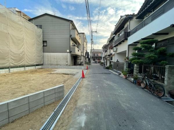 寝屋川市萱島東1丁目の新築一戸建(前面道路含む現地写真)