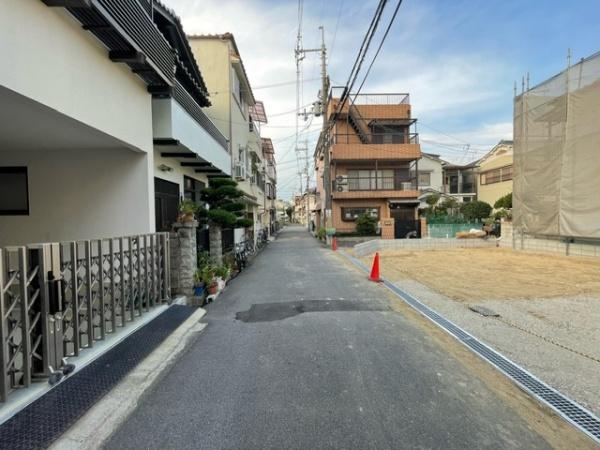 寝屋川市萱島東1丁目の新築一戸建(前面道路含む現地写真)