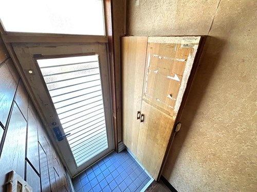 寝屋川市御幸東町の中古一戸建て(玄関)