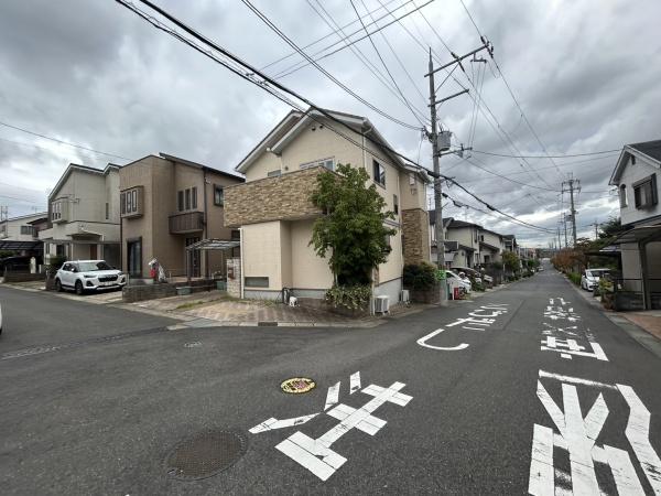 宇治市広野町尖山の中古一戸建て(前面道路含む現地写真)