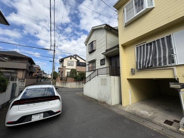 宇治市伊勢田町中ノ田の中古一戸建て(前面道路含む現地写真)