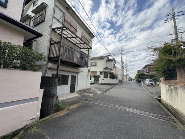 宇治市伊勢田町中ノ田の中古一戸建て(前面道路含む現地写真)