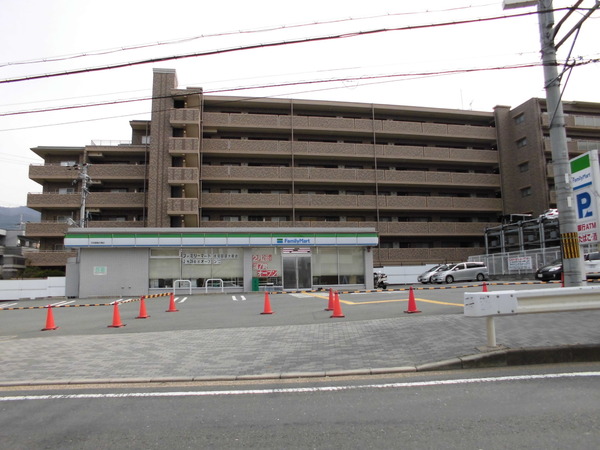 パデシオン醍醐駅前(ファミリーマート伏見醍醐大構店)