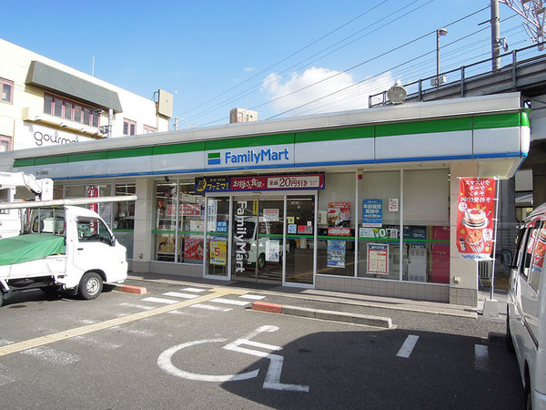 忍ケ丘クレセントヴィラB棟(ファミリーマート忍ヶ丘駅前店)
