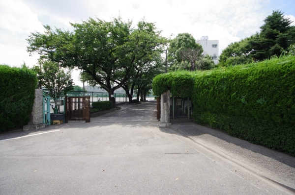 町田市金森４丁目の中古一戸建て(町田市立南中学校)