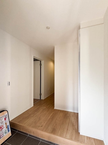 横浜市鶴見区駒岡4丁目 新築一戸建て(玄関)