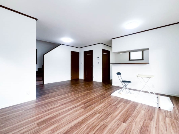 横浜市戸塚区汲沢6丁目の中古一戸建て(リビング)