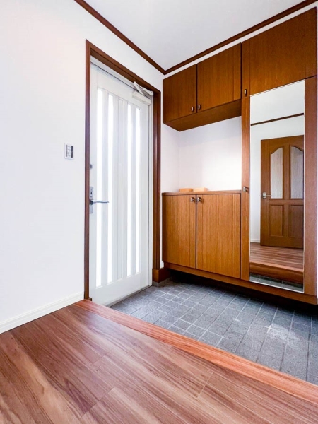 横浜市戸塚区汲沢6丁目の中古一戸建て(玄関)