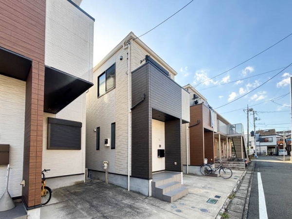 川崎市高津区東野川1丁目の中古一戸建て(前面道路含む現地写真)