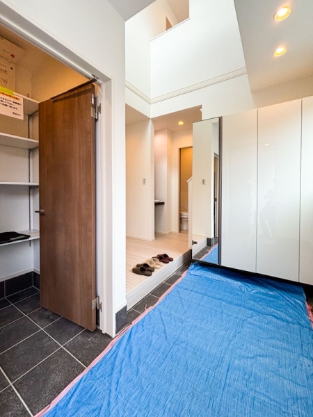 横浜市青葉区美しが丘4丁目 新築一戸建て(玄関)