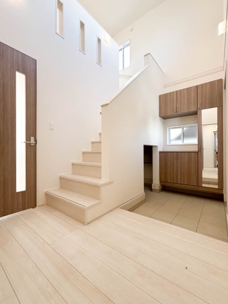 藤沢市本藤沢2丁目 新築一戸建て(玄関)