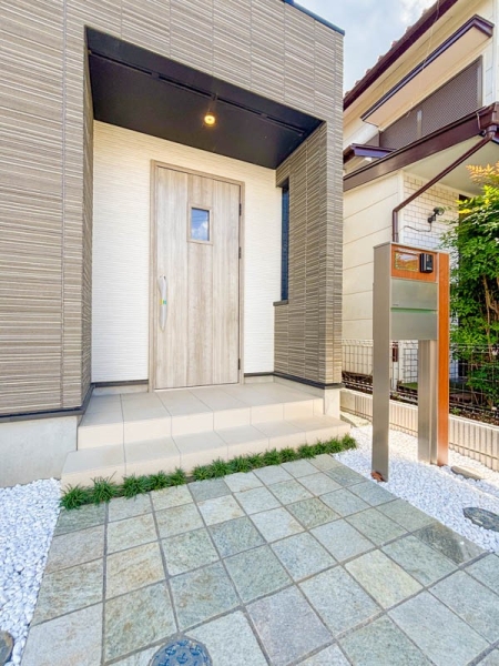 藤沢市本藤沢2丁目 新築一戸建て(玄関)