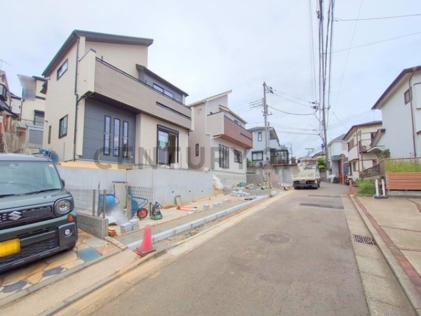 横浜市旭区上白根2丁目 新築一戸建て(前面道路含む現地写真)