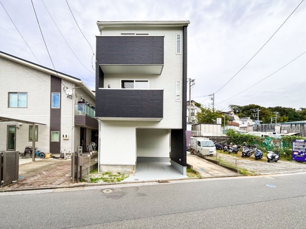 横浜市都筑区佐江戸町の中古一戸建て(前面道路含む現地写真)