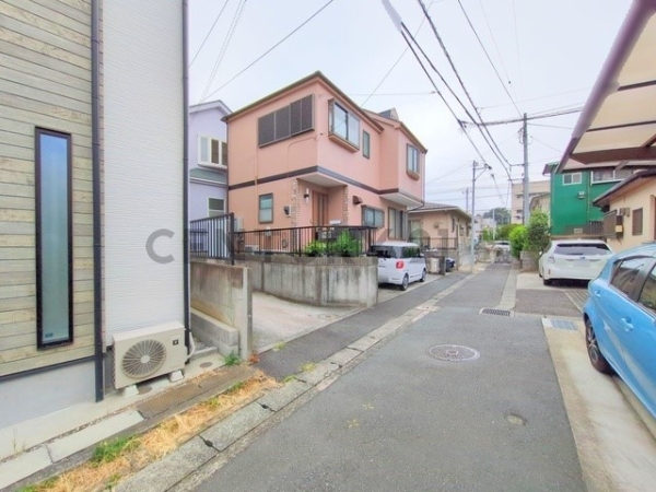 横浜市栄区中野町の中古一戸建て(前面道路含む現地写真)