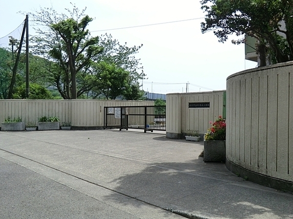 藤沢市白旗４丁目の中古一戸建て(藤沢市立大清水小学校)