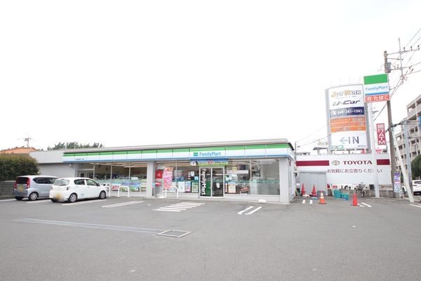 パテラ大和ル・シャトー(ファミリーマート大和深見西六丁目店)