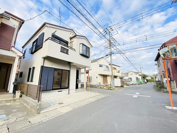 海老名市社家3丁目の中古一戸建て(前面道路含む現地写真)