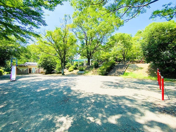 厚木市鳶尾5丁目の土地(鳶尾中央公園)