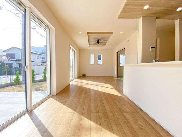横浜市瀬谷区南台1丁目 新築戸建 全2棟 1号棟(リビング)