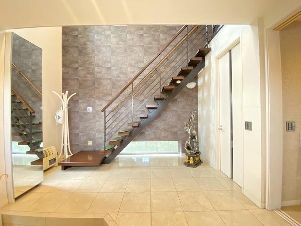 厚木市林4丁目の中古一戸建て(玄関)